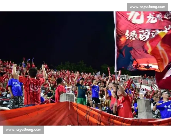 童声震大田湾!渝中小球迷点燃渝超主场 童声震大田湾!渝中小球迷点燃渝超主场